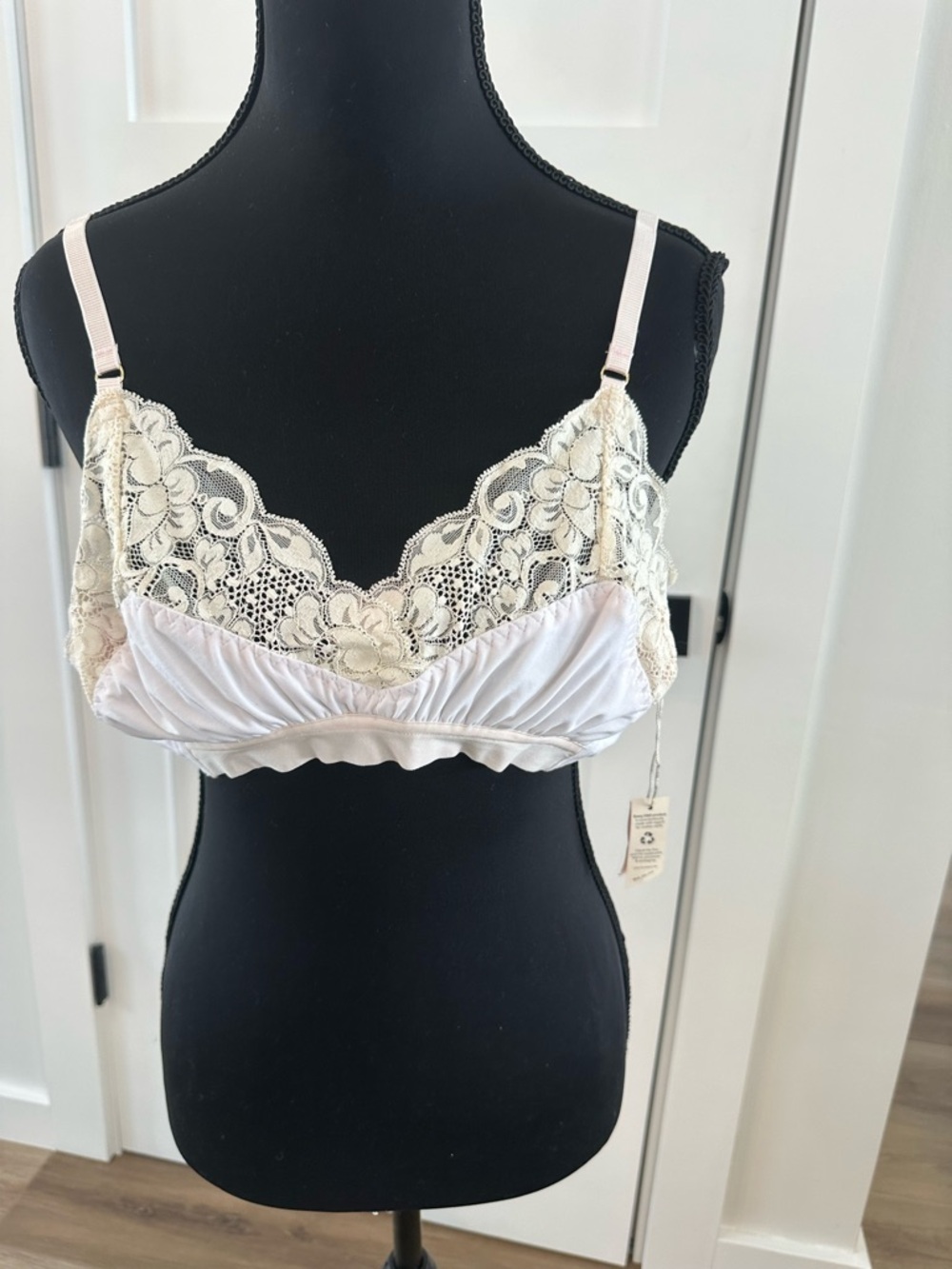 We Are Hah Lace-Trim Bralette in Cream and White Size XL - Women's Intimates